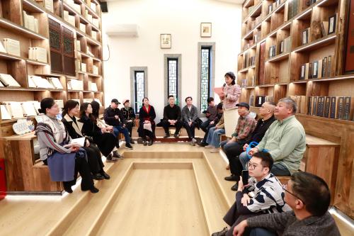 文学家们在和平书院举行诗歌创作交流会