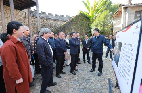 邵武市委书记陈显卿为领导来宾介绍和平古村