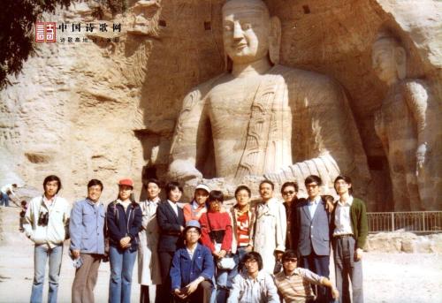 第6届“青春诗会”参会诗人在山西大同云冈石窟留影