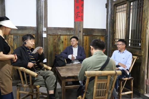 2025.4.27 第十六届“青春回眸”诗会嘉宾、高校嘉宾前往沿口古镇采风 (7)