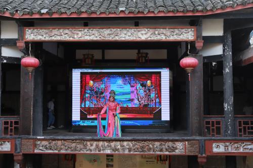 2025.4.27 第十六届“青春回眸”诗会嘉宾、高校嘉宾前往宝箴塞采风 (1)