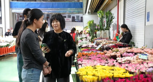 葛水平（左二）在斗南花市调研