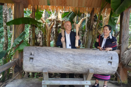 田禾（左一）感受佤族文化