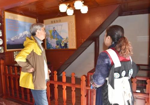 龚学敏（左）在丽江古城博物院（木府）详细了解徐霞客与木氏土司的往事