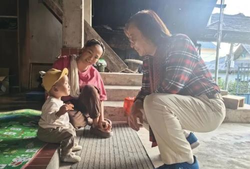 王松（右一）与西双版纳的小朋友