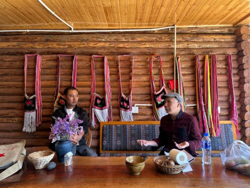 许岚（右）在了解德钦的民族文化